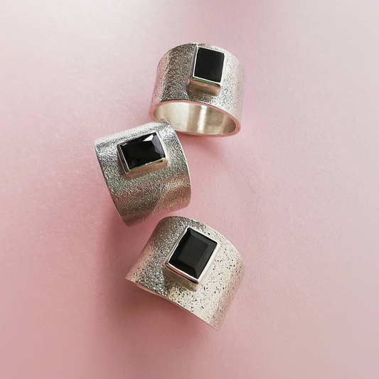 Rectangular onyx power ring