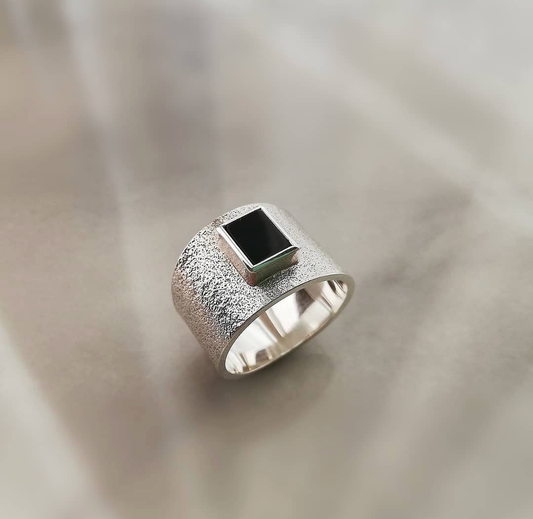 Rectangular onyx power ring